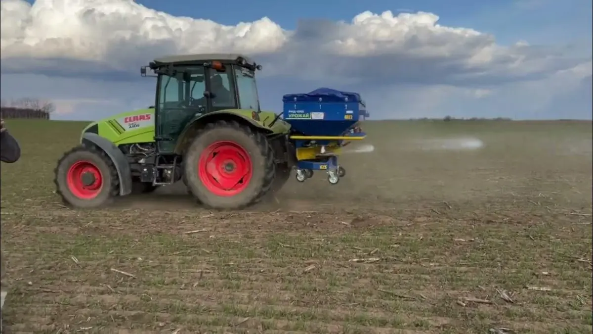 Mașină de împrăștiat îngrășăminte: Ghid Complet de Achiziție pentru Fermieri în 2026